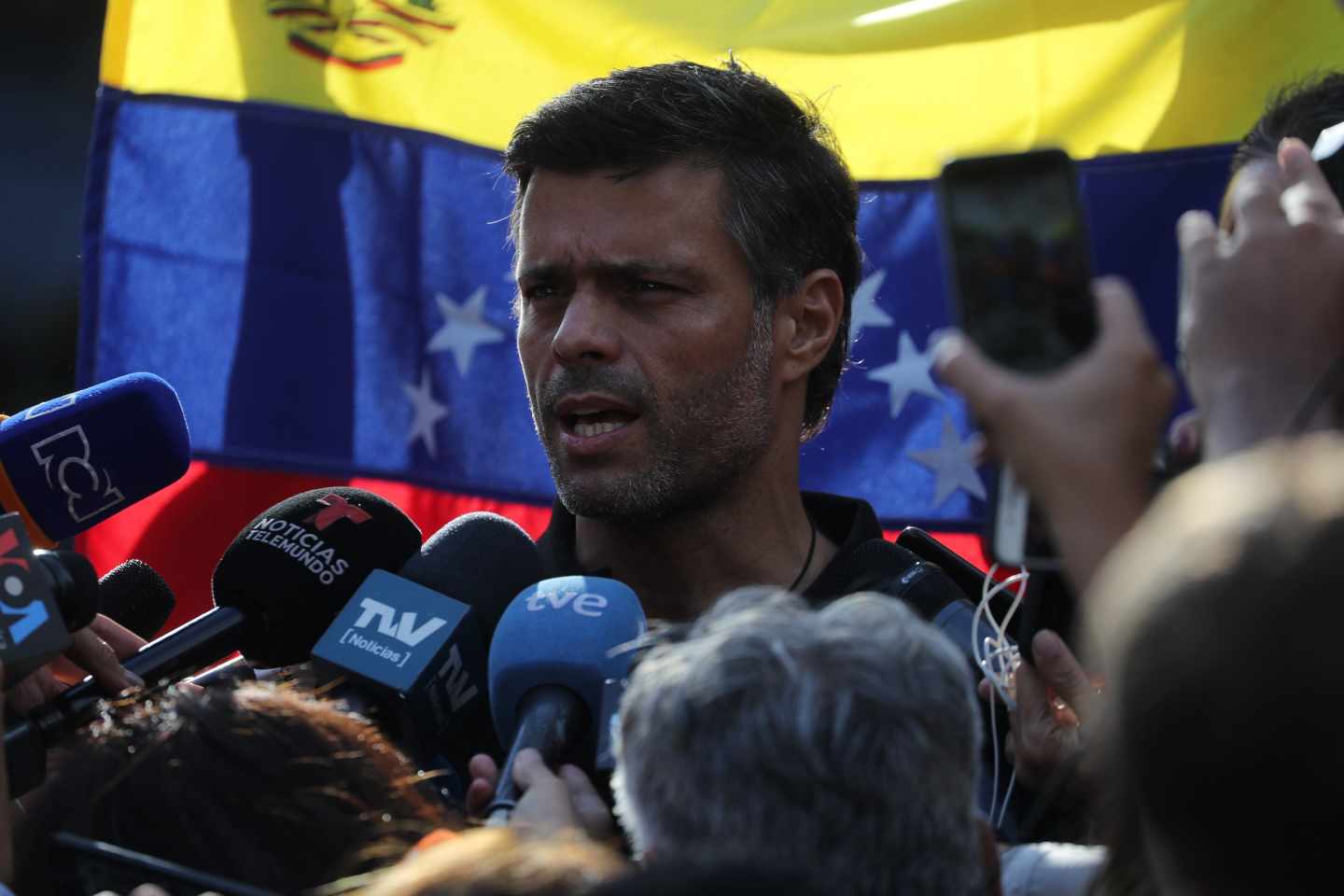 Leopoldo López habla a las puertas de la residencia del embajador de España en Caracas.