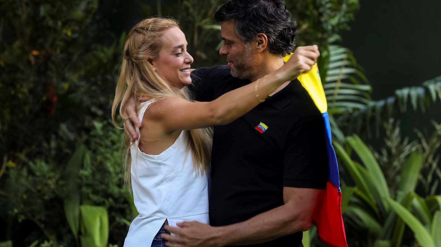 Leopoldo López y su mujer Lilian Tintori, en la embajada de España en Caracas.