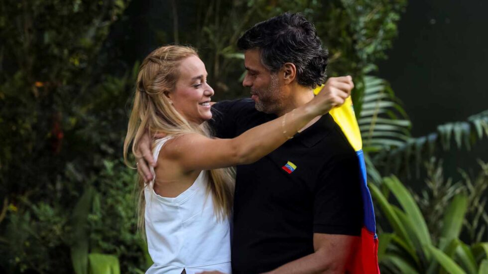 Leopoldo López y su mujer Lilian Tintori, en la embajada de España en Caracas.