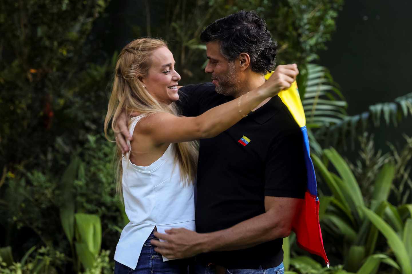 Leopoldo López y su mujer Lilian Tintori, en la embajada de España en Caracas.