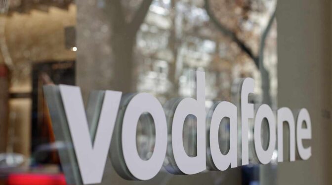Vodafone sufre la guerra de precios y el 'no' al fútbol: sus ingresos caen un 10% en España