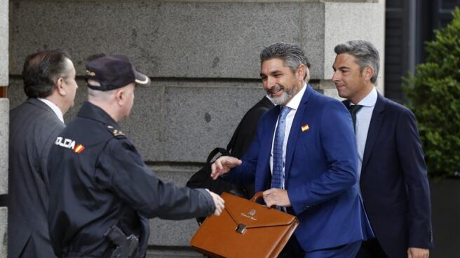 Maletines de lujo para los ministros, de bajo coste para los diputados El diputado por Huelva Juan José Cortés, entrando en el Congreso con su maletín.