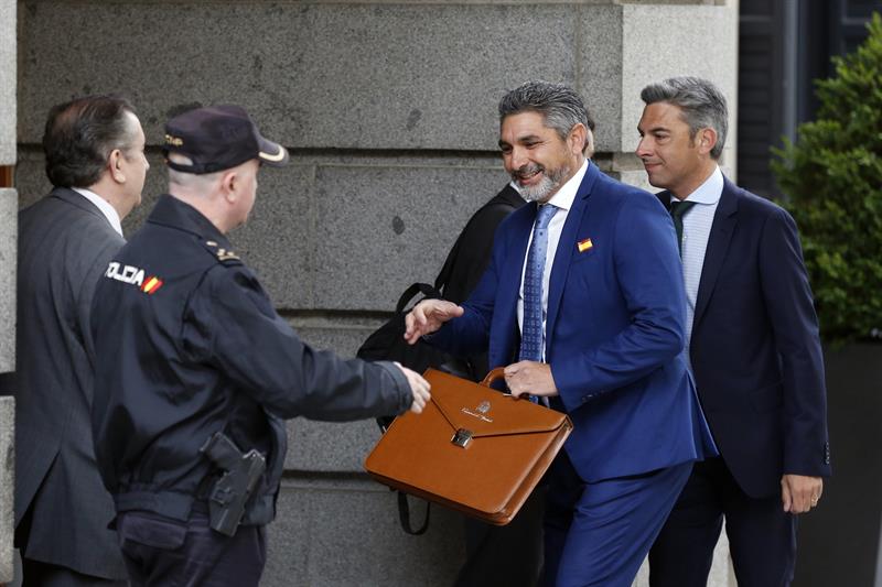 El diputado por Huelva Juan José Cortés, entrando en el Congreso con su maletín.
