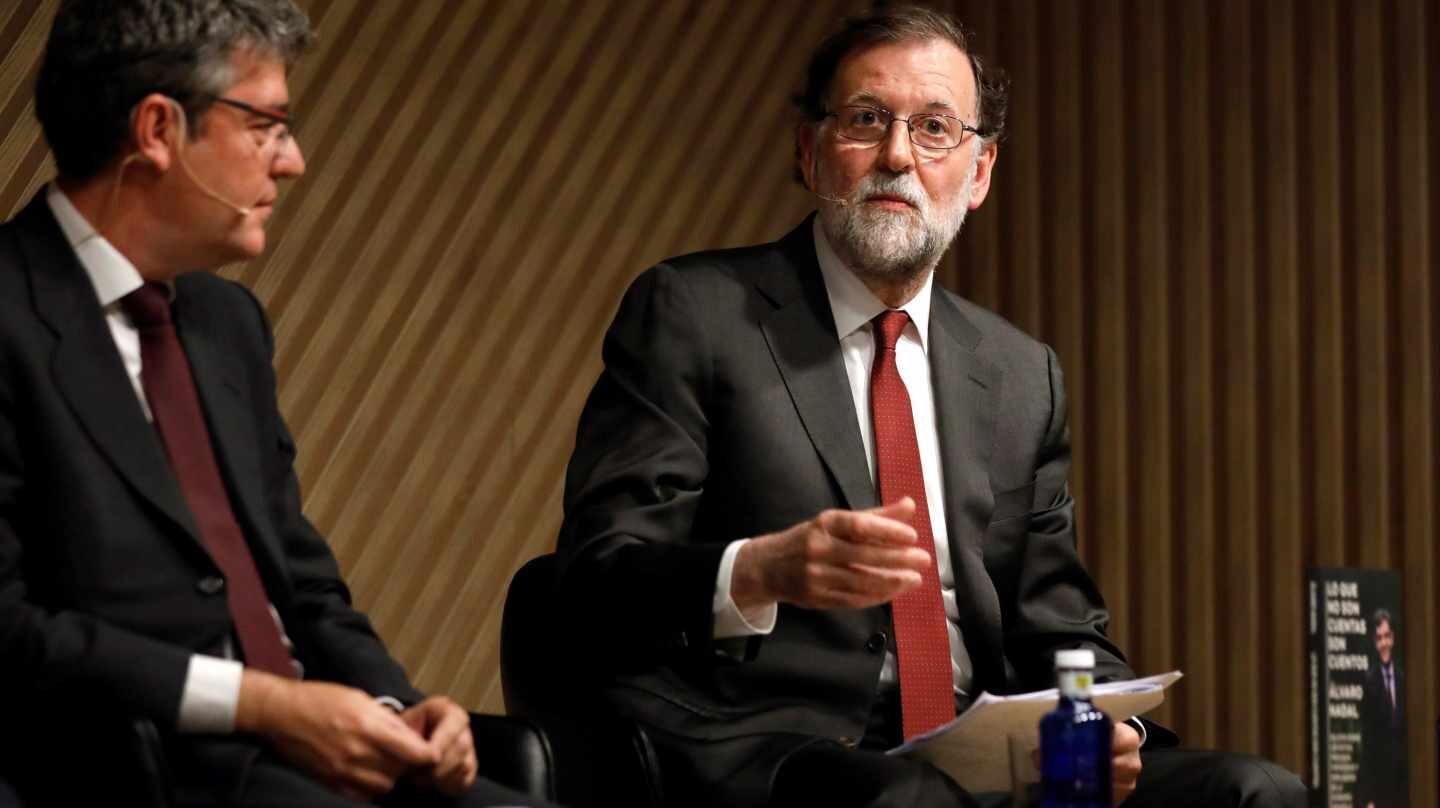 Mariano Rajoy acompaña a Álvaro Nadal en la presentación de su libro.