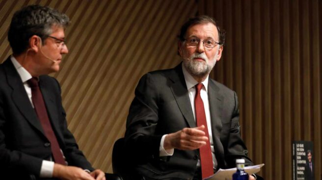 Mariano Rajoy acompaña a Álvaro Nadal en la presentación de su libro.