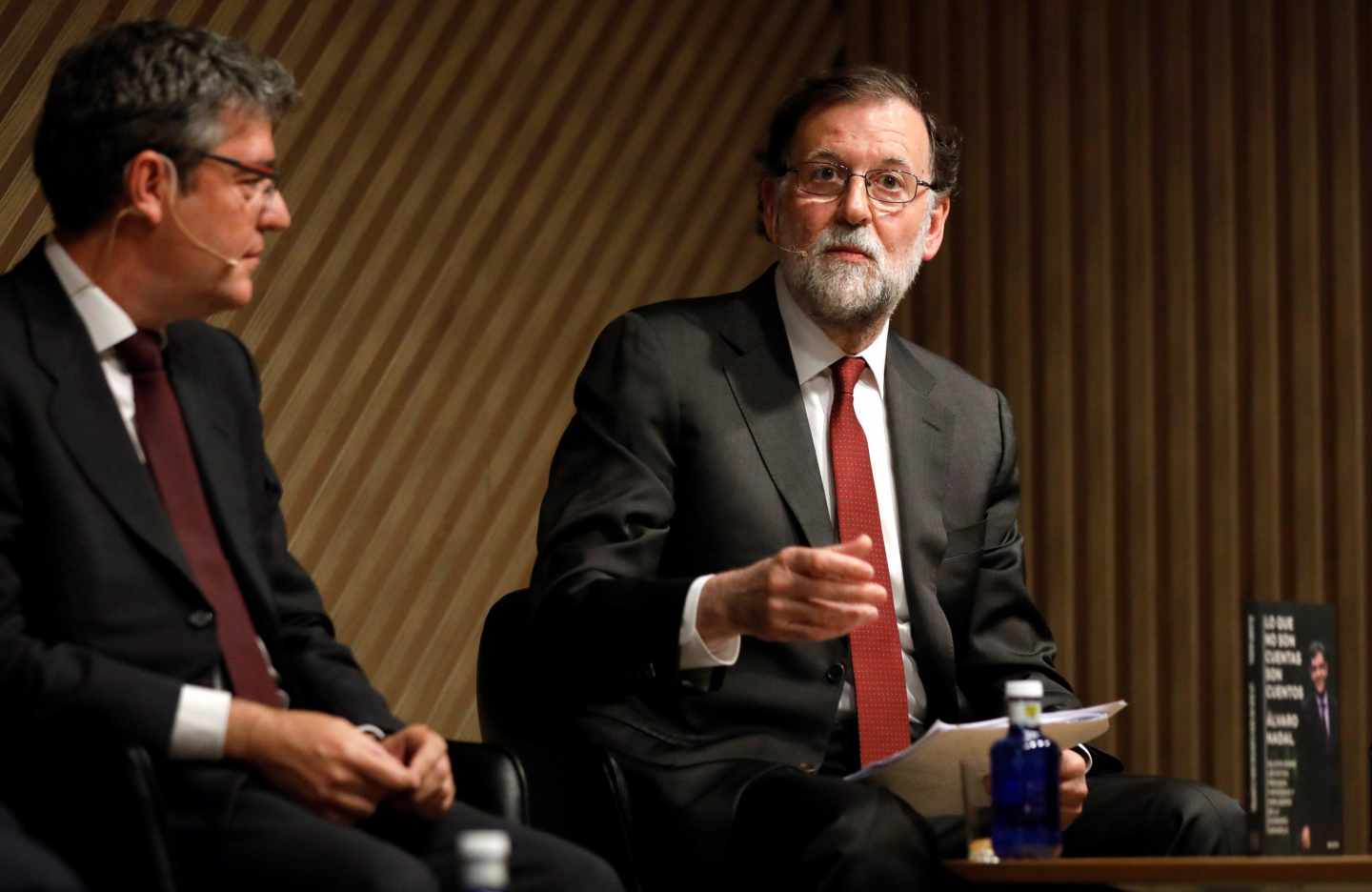 Mariano Rajoy acompaña a Álvaro Nadal en la presentación de su libro.