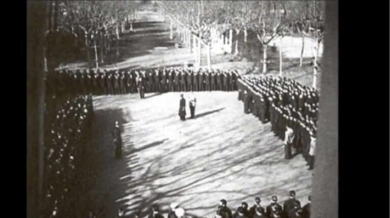 Formación en la plaza del Balneario Vichy Catalán probablemente el 3 de febrero, durante la visita del Capitán General de Cataluña, el general Moscardó.