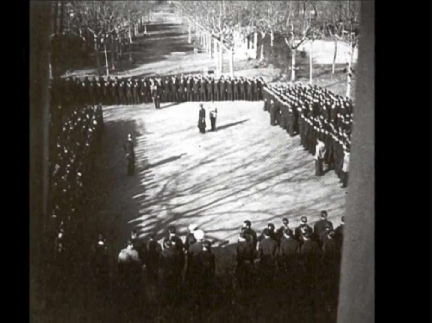 Formación en la plaza del Balneario Vichy Catalán probablemente el 3 de febrero, durante la visita del Capitán General de Cataluña, el general Moscardó.