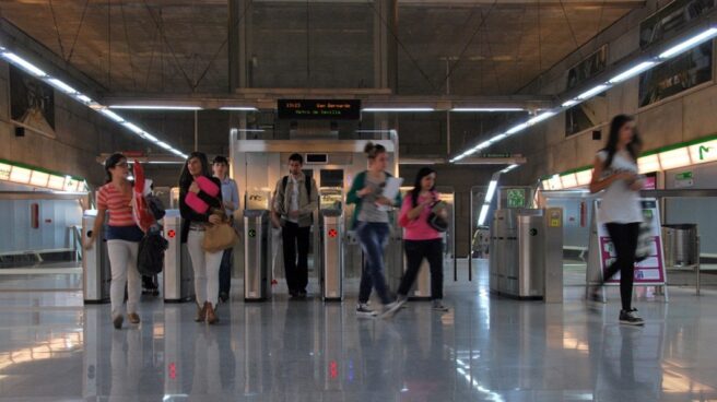 Viajeros en una estación del metro de Sevilla.