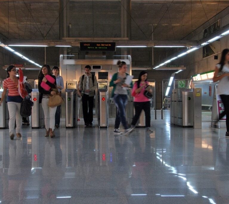 El metro de Sevilla desconvoca la huelga y dará servicio ininterrumpido durante la Feria de Abril