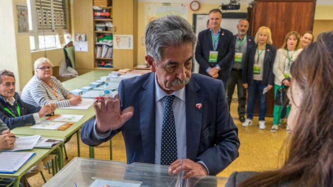 Miguel Ángel Revilla vota en las elecciones del 26-M.