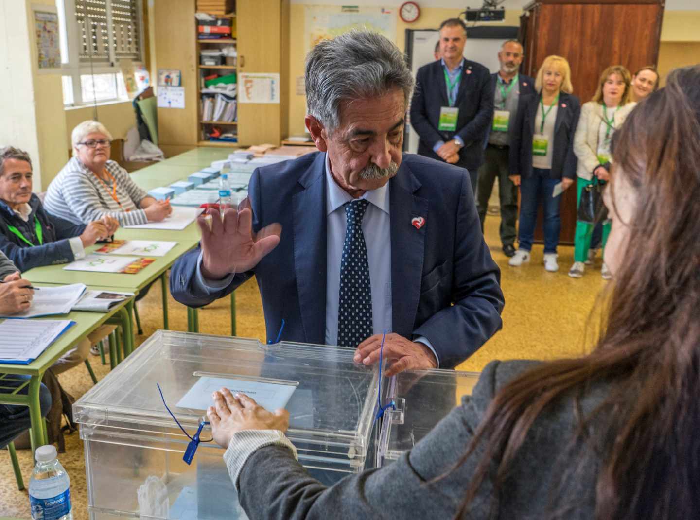 Miguel Ángel Revilla vota en las elecciones del 26-M.