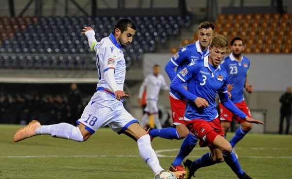 Mkhitaryan, con su selección nacional durante un partido entre Liechtenstein y Armenia.