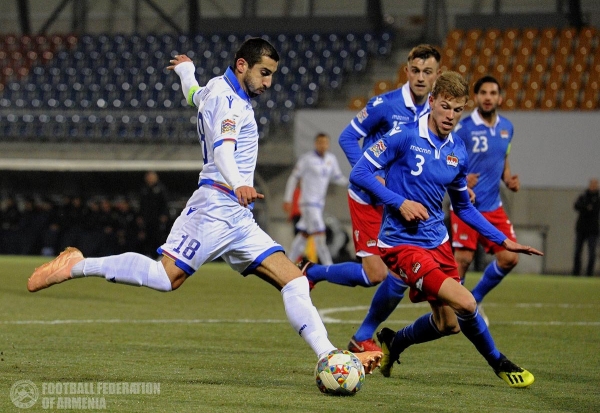 Mkhitaryan, con su selección nacional durante un partido entre Liechtenstein y Armenia.