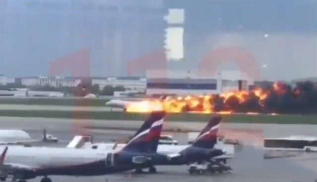 Confirmados  41 muertos tras el aterrizaje de un avión en llamas en el aeropuerto de Moscú