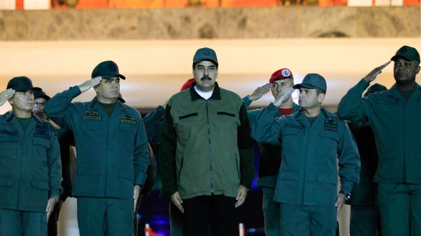 Nicolás Maduro, con miembros de las Fuerzas Armadas Bolivarianas de Venezuela.