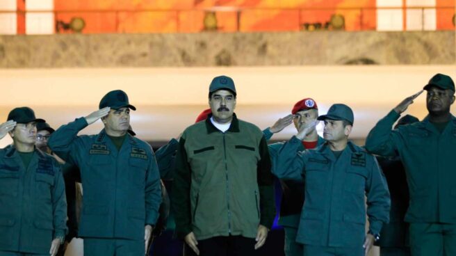 Nicolás Maduro, con miembros de las Fuerzas Armadas Bolivarianas de Venezuela.