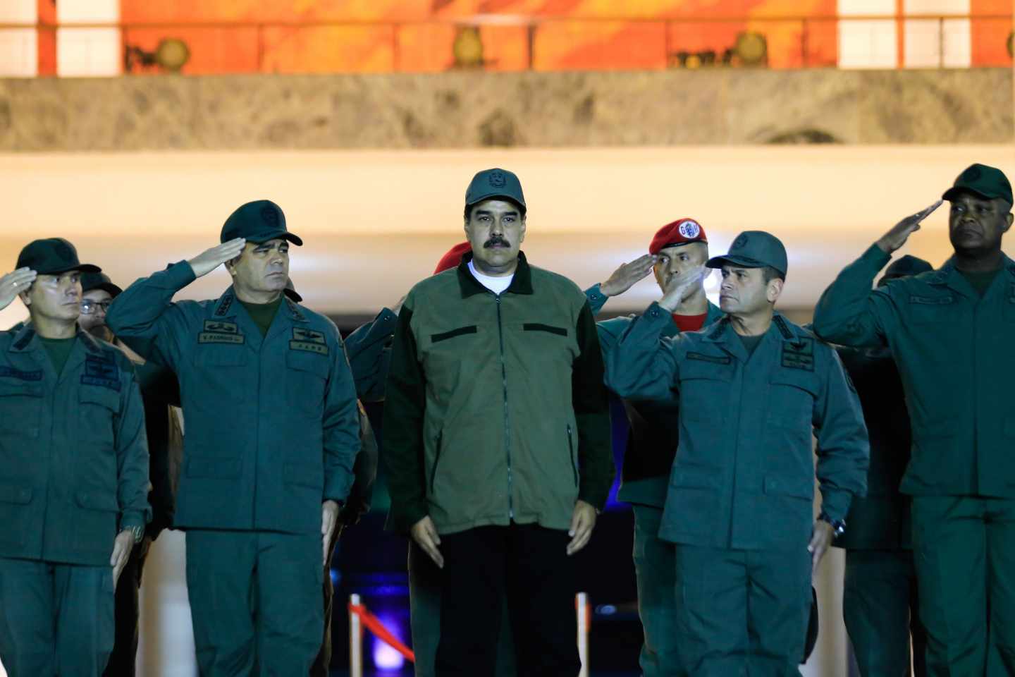 Nicolás Maduro, con miembros de las Fuerzas Armadas Bolivarianas de Venezuela.