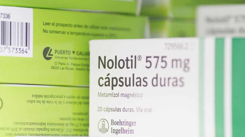 Caja de 'Nolotil', uno de los medicamentos con unidades limitadas, en la estantería de una oficina de farmacia.