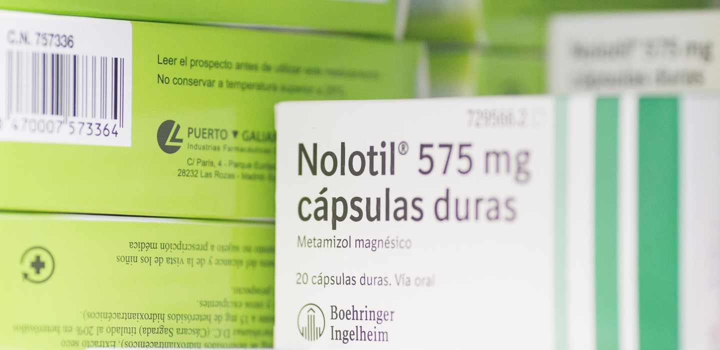 Caja de 'Nolotil', uno de los medicamentos con unidades limitadas, en la estantería de una oficina de farmacia.