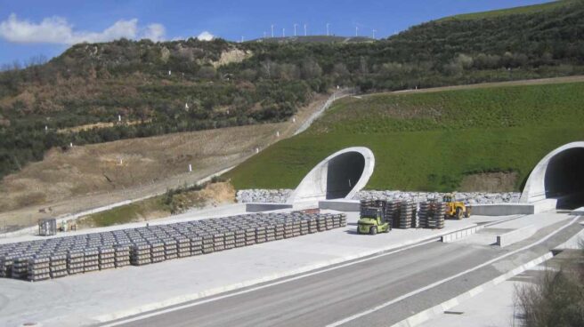 Montaje de vía por parte de Adif en túneles de alta velocidad que conectan Orense y Zamora.