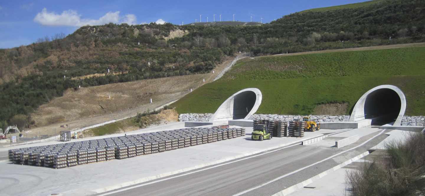 Montaje de vía por parte de Adif en túneles de alta velocidad que conectan Orense y Zamora.