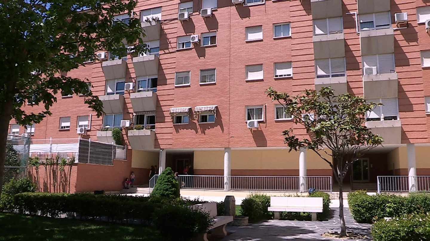 Vista del edificio de Parla en el que la mujer ha sido asesinada.