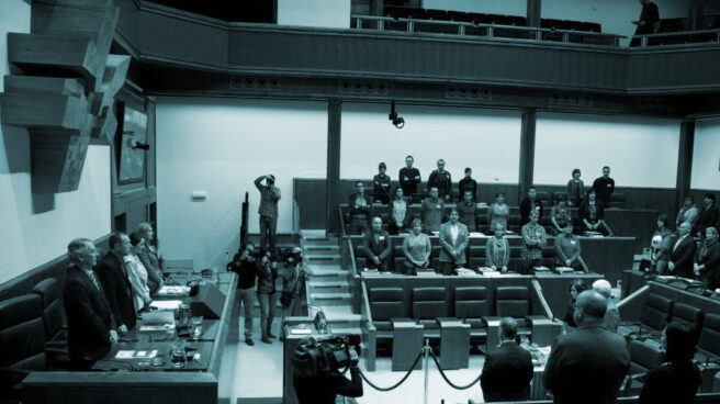 Diputados en el Parlamento vasco durante un minuto de silencio.