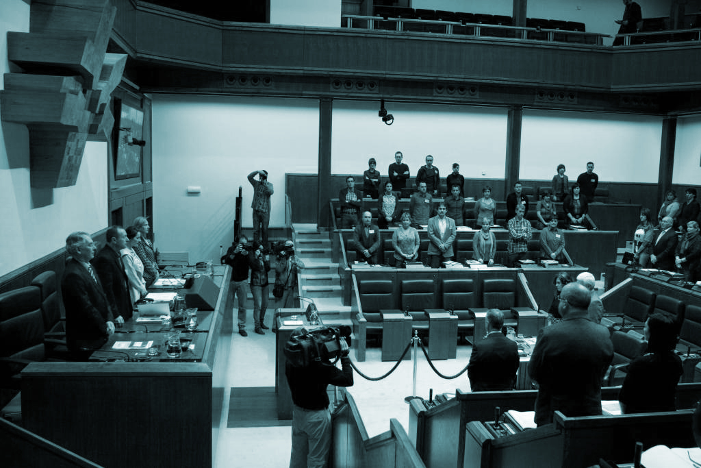Diputados en el Parlamento vasco durante un minuto de silencio.