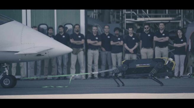 Este 'perro-bot' puede arrastrar un avión