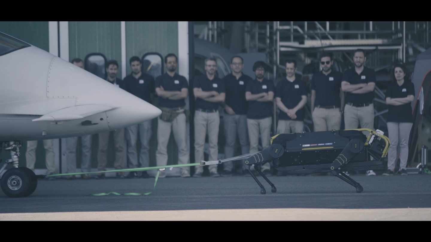 Perrobot del IIT tirando de un avión