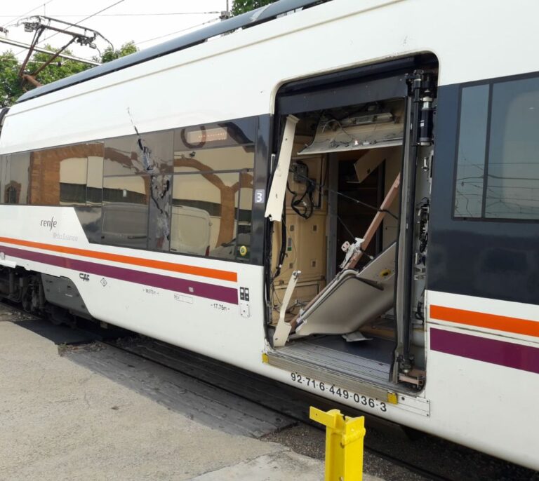 Un tren de Media Distancia circula por Sevilla con una puerta arrancada