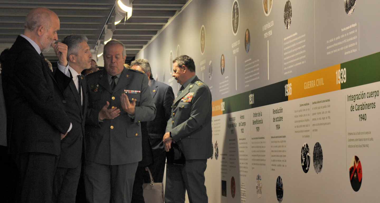 El ministro Grande-Marlaska, en una exposición sobre los 175 años de la Guardia Civil.