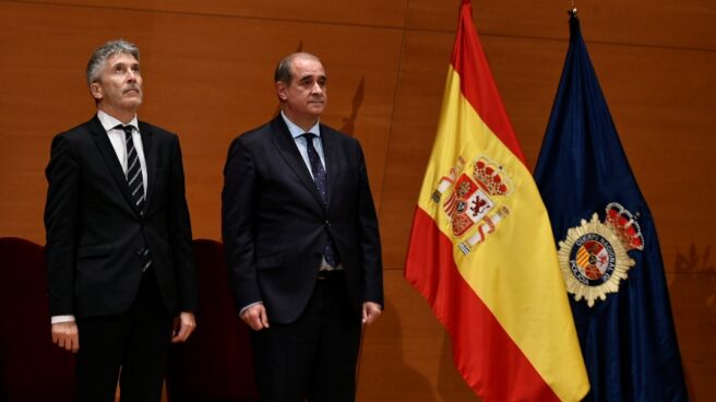 La Policía envía a Cataluña al 25 % de los nuevos agentes para cubrir la desbandada Fernando Grande-Marlaska y el director general de la Policía, Francisco Pardo Piqueras, en un acto oficial.