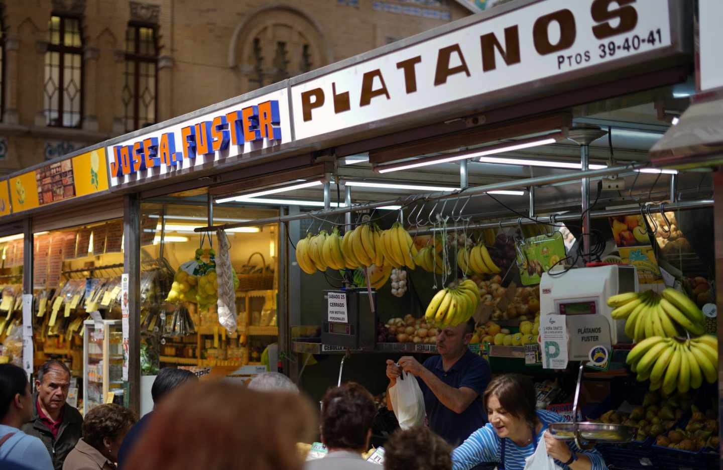 Puesto de plátanos en el Mercado Central de Valencia