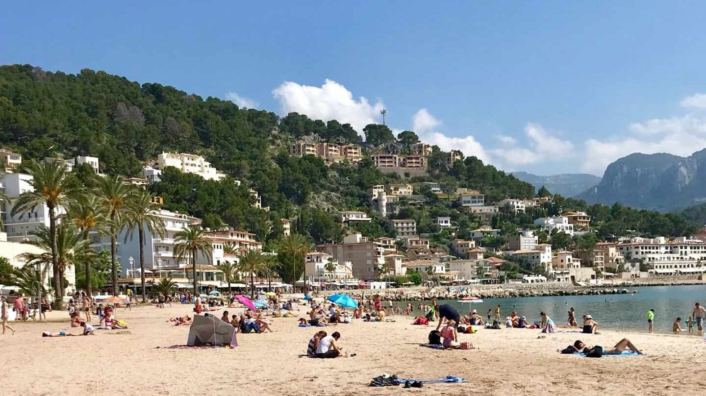 Turistas en la playa de Puerto de Soller, en Mallorca.