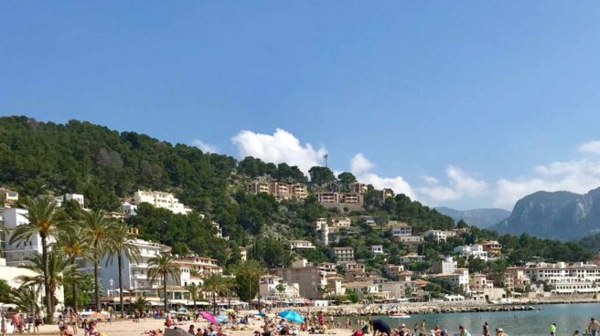 Turistas en la playa de Puerto de Soller, en Mallorca.