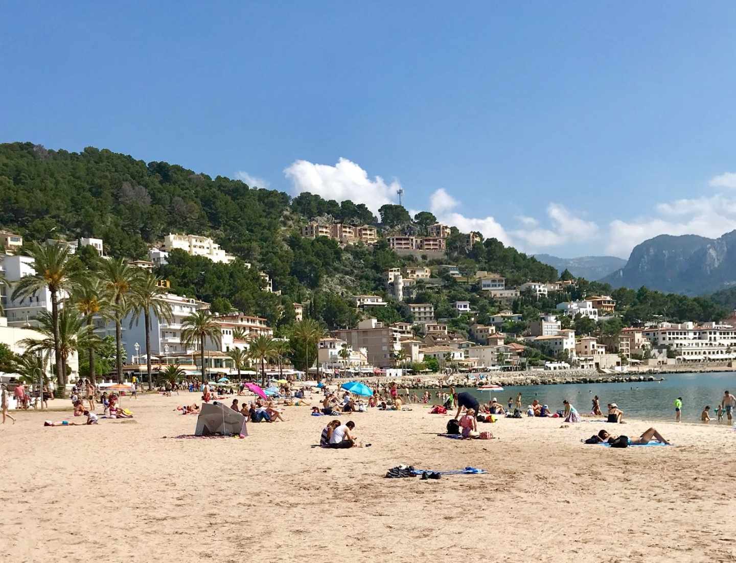 Turistas en la playa de Puerto de Soller, en Mallorca.