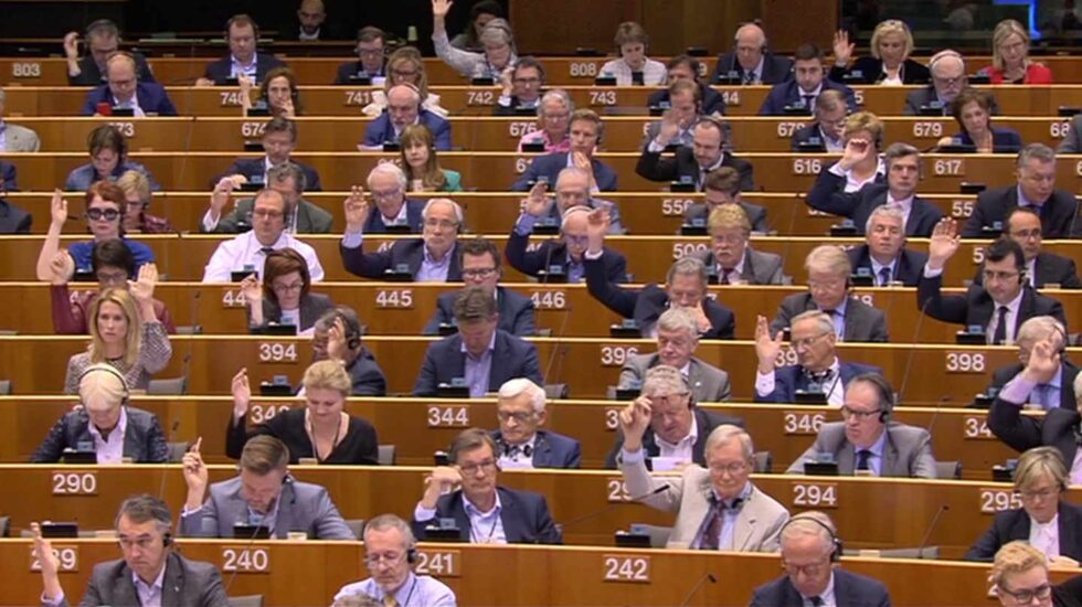 Los eurodiputados votan durante una sesión plenaria de marzo de 2018.