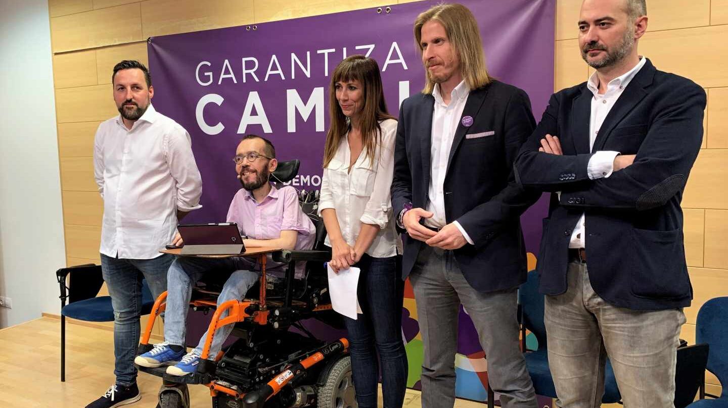 Candidatos de Podemos a la alcaldía de Valladolid arropados por Pablo Echenique y Pablo Fernández (segundo por la izquierda), líder en Castilla y León.