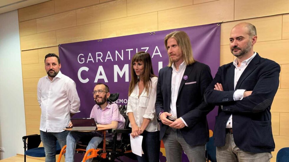 Candidatos de Podemos a la alcaldía de Valladolid arropados por Pablo Echenique y Pablo Fernández (segundo por la izquierda), líder en Castilla y León.