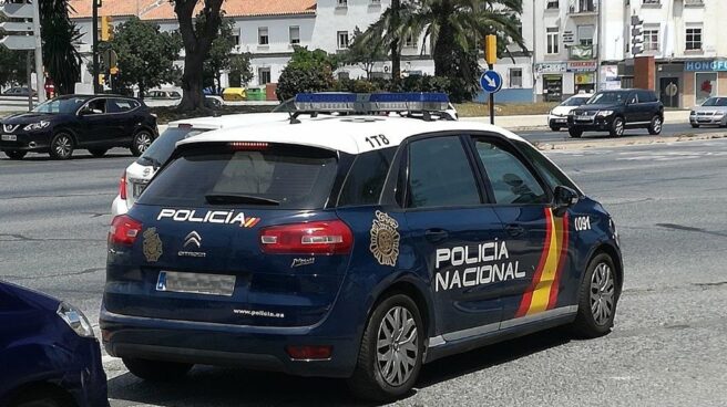 Un vehículo policial, en pleno servicio.