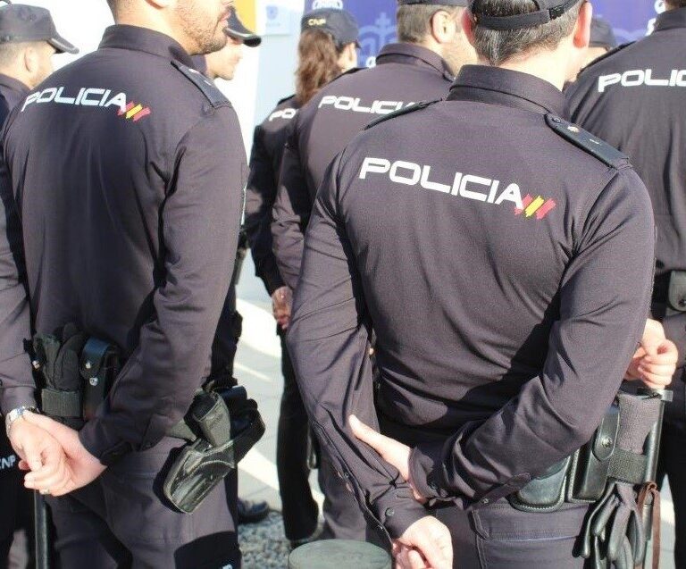 La Policía detecta que gorras y camisas de trabajo que compró hace dos años son "defectuosas"