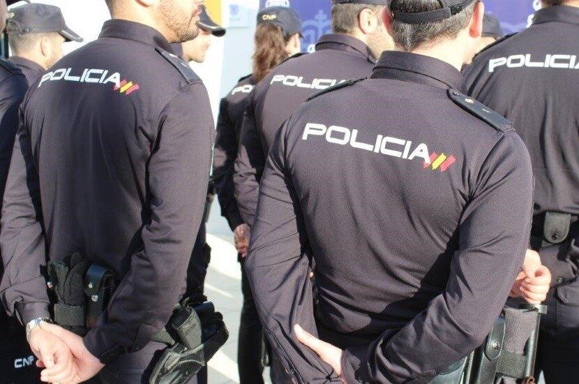 Agentes de la Policía Nacional, en acto de servicio.