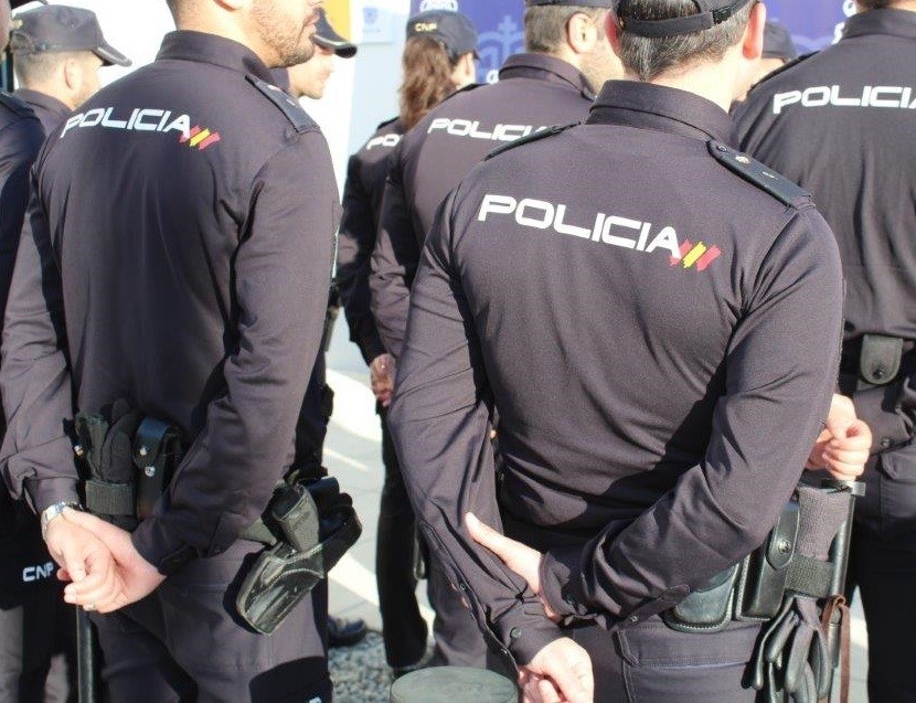 Agentes de la Policía Nacional, en acto de servicio.