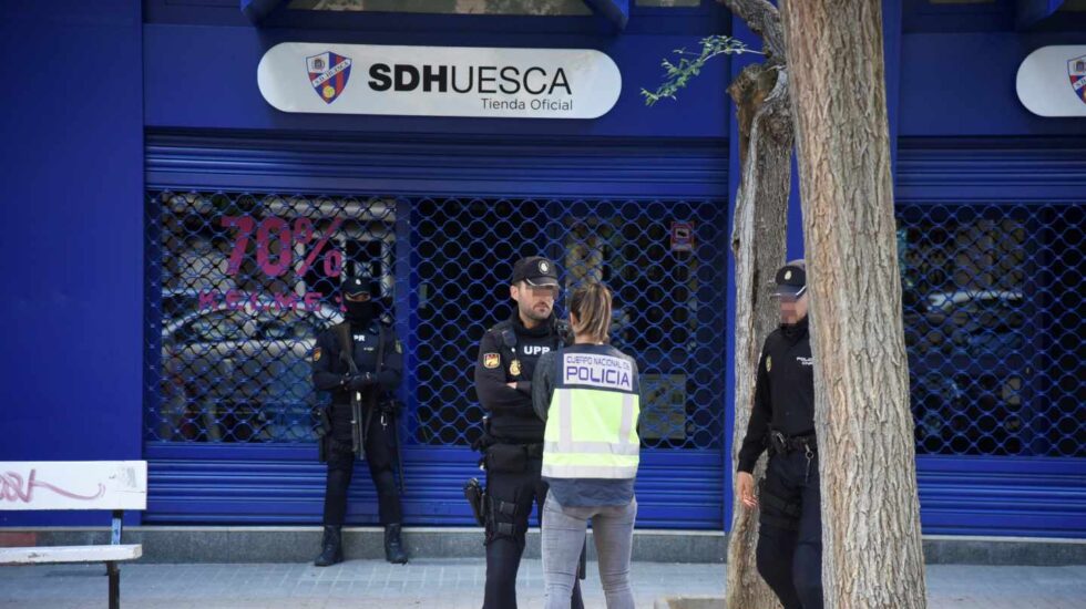 La Policía registra la sede del Huesca en medio de la investigación sobre presunto amaño de partidos.