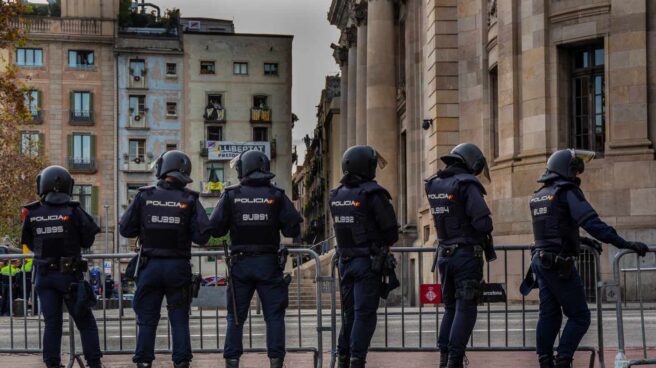 Agentes de la Policía Nacional en la barcelonesa Vía Laietana.