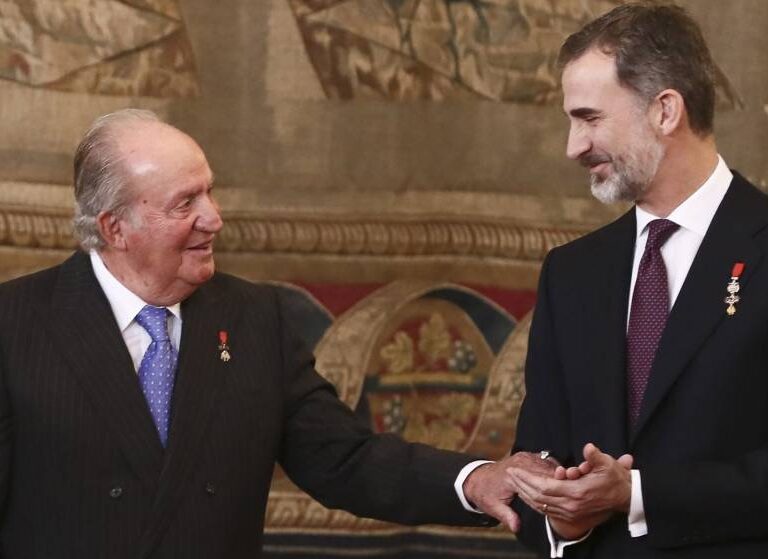 Felipe VI retira la asignación de dinero público a Don Juan Carlos y renuncia a su herencia