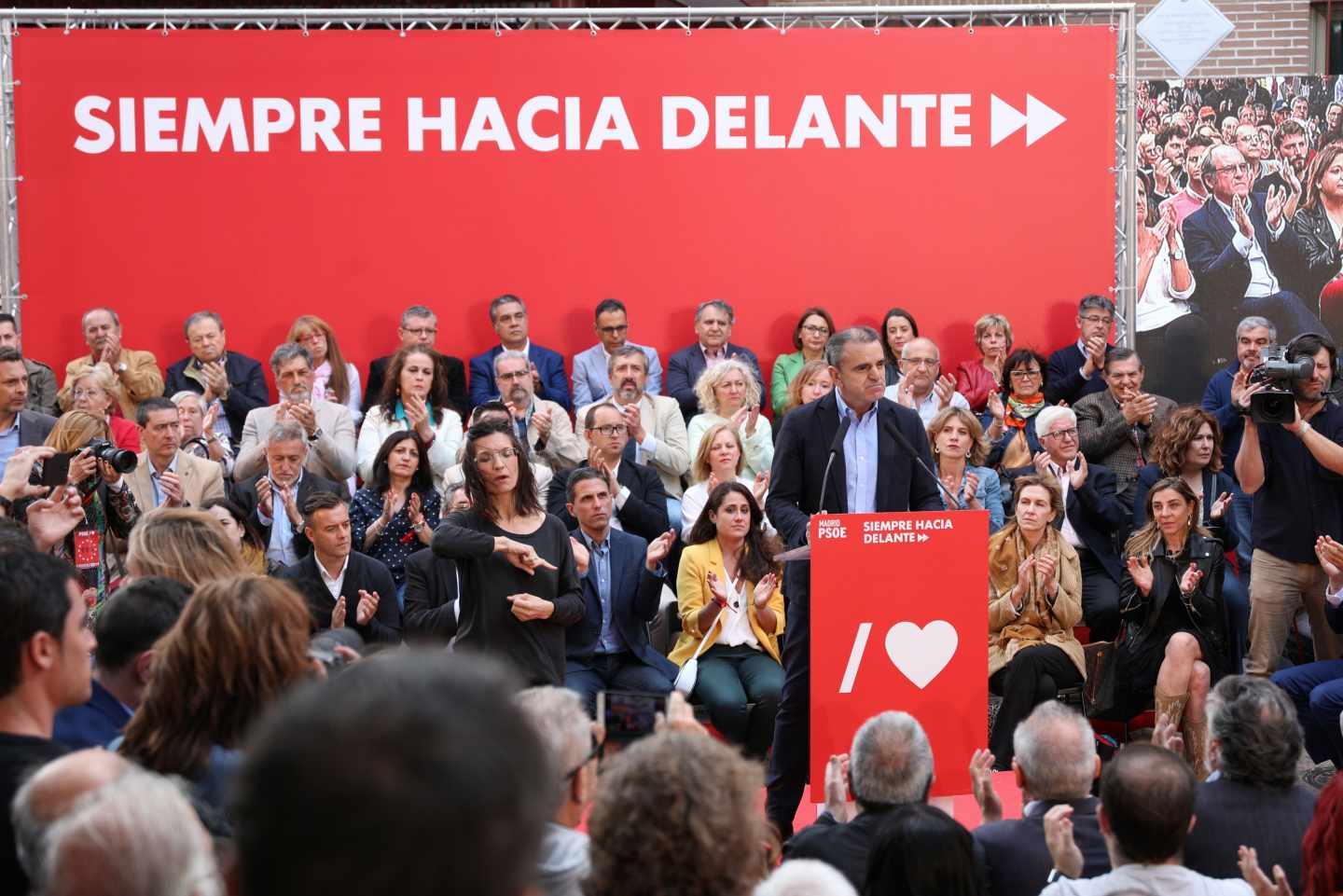 Ovación para Rubalcaba en el inicio de la campaña del PSOE en Madrid.