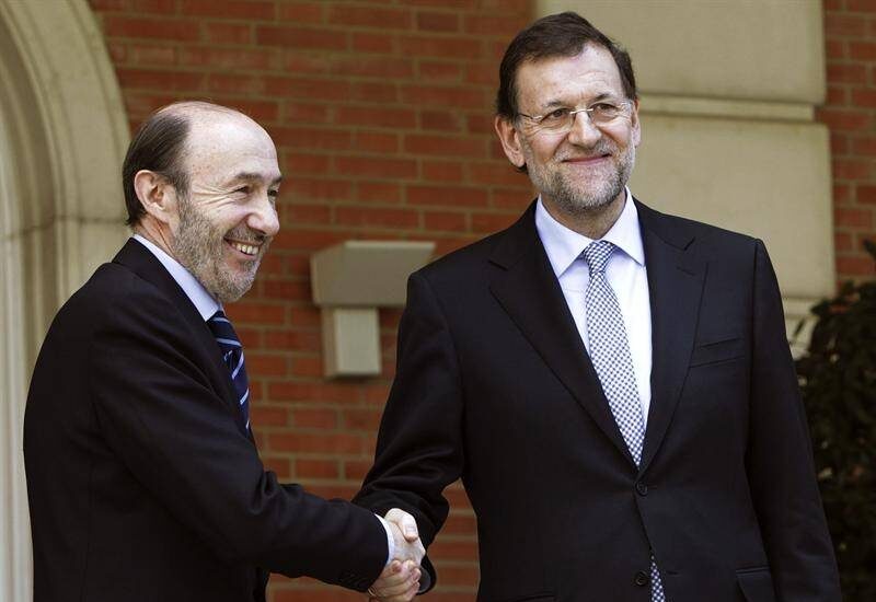 Rajoy y Rubalcaba en su primera reunión en Moncloa en febrero de 2012